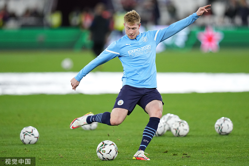 长春亚泰队启程出征青岛时，球迷用歌声为将士们送行