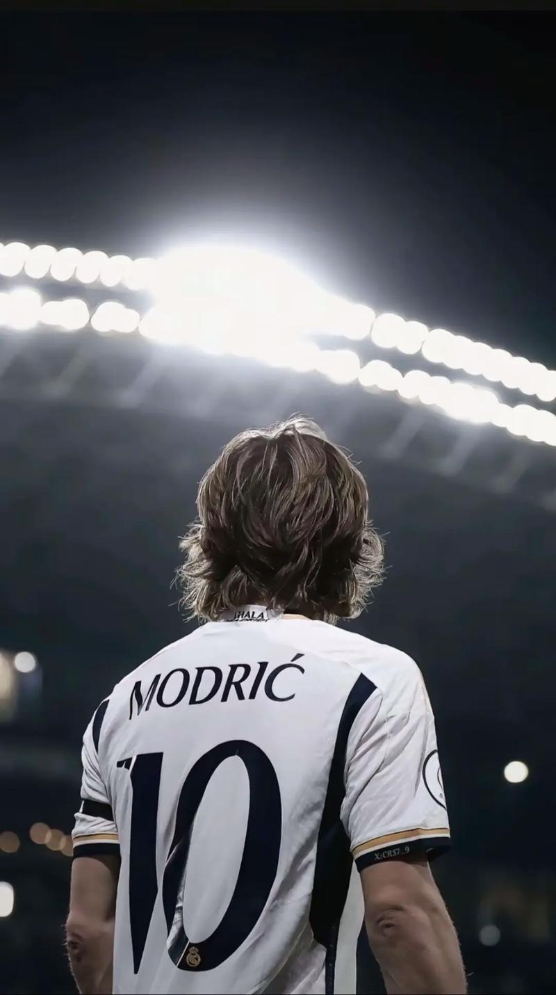 意甲三分制时代，斯帕莱蒂是第二位率队参加过三大德比的主帅